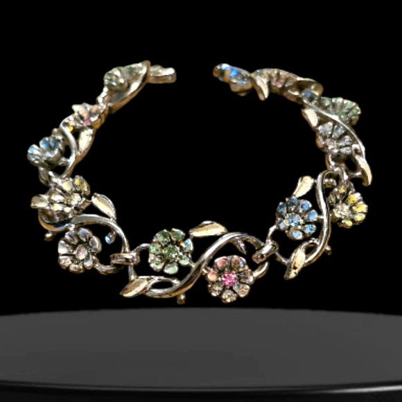 Rare Find,Mid-Century Vintage & Charming Crystal Rhinestone Floral Bracelet. - Picture 2 of 8